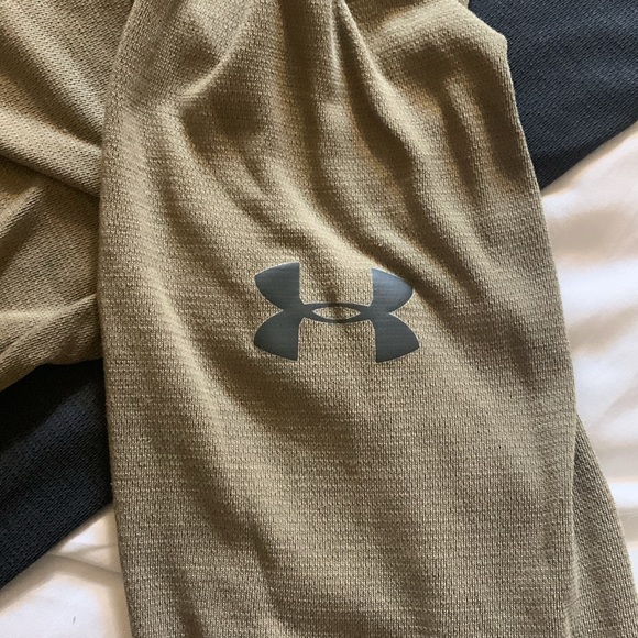 2 Under Armour shirts - Medium - Picture 3 of 5